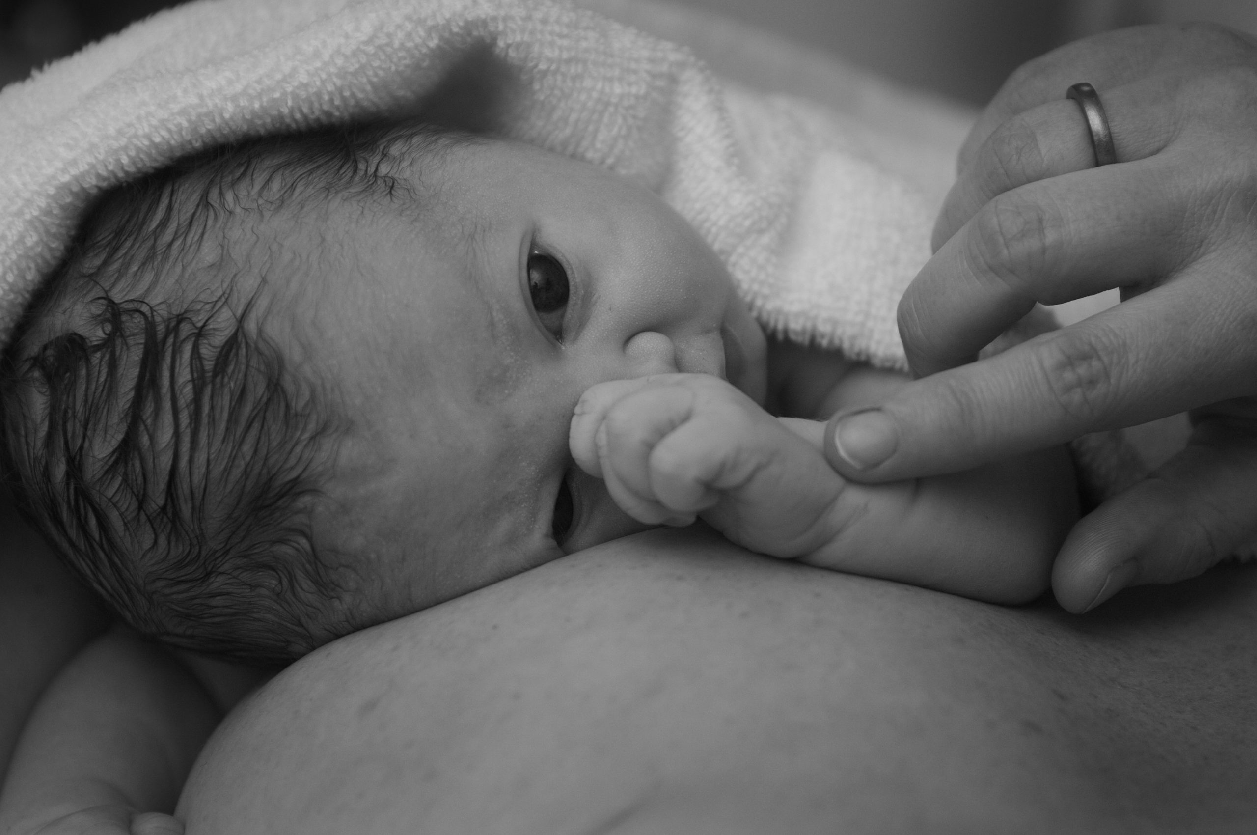 ammeklinikken-bilde4 Baby ligger på brystet til mor